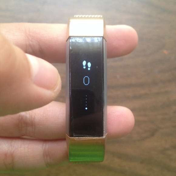 Fitbit Alta with gold strap - Picture 3 of 7